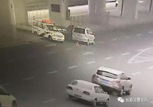 轻微刮蹭不及时拆解现场引发堵塞 事故当事人