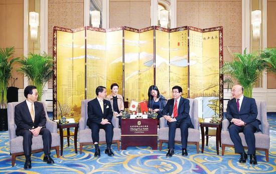 十一月二十六日,吉林省与日本鸟取县在长春签署了友好省县关系协议书。吉林省委书记巴音朝鲁、省长刘国中出席签字仪式并会见了鸟取县知事平井伸治一行。本报记者 宋锴 摄