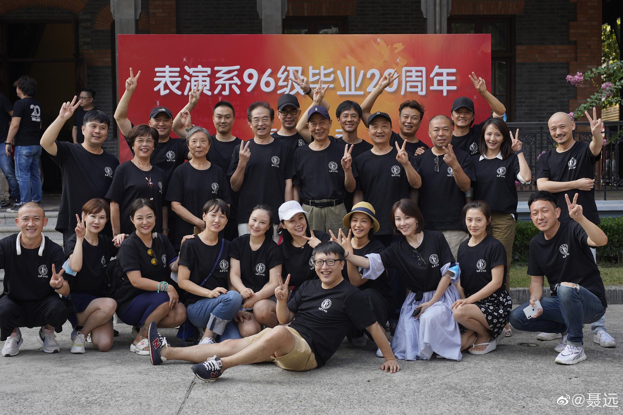 聂远(一排左一)与同学重聚。
