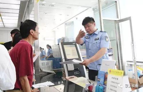 群众到咨询预检区了解相关业务的办理流程