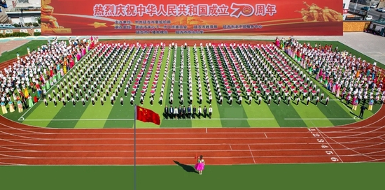 ▲延吉市委组织部组织千人“同升国旗 同唱国歌 感恩祖国”庆祝国庆活动。