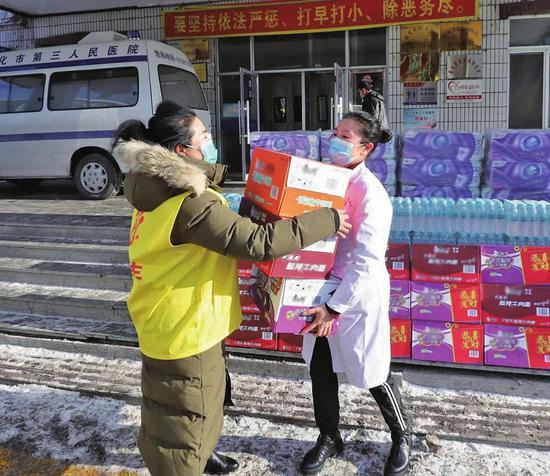 爱心人士捐赠食品献爱心