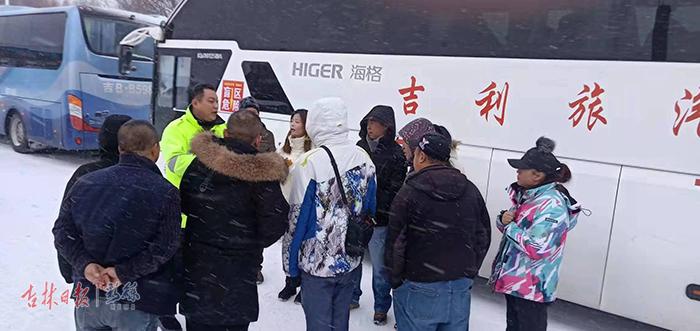 游客大雪滞留站口