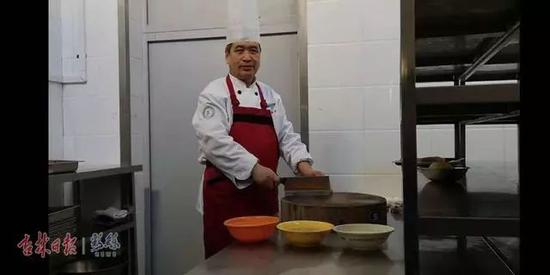 痕迹手指上的刀疤是他苦修的印记