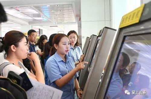 工作人员辅助群众在自助机填表