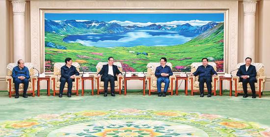 3月21日,吉林省委书记景俊海,吉林省委副书记、省长韩俊,吉林省政协主席江泽林一起在长春会见全国政协副主席、民革中央常务副主席郑建邦一行。本报记者邹乃硕摄