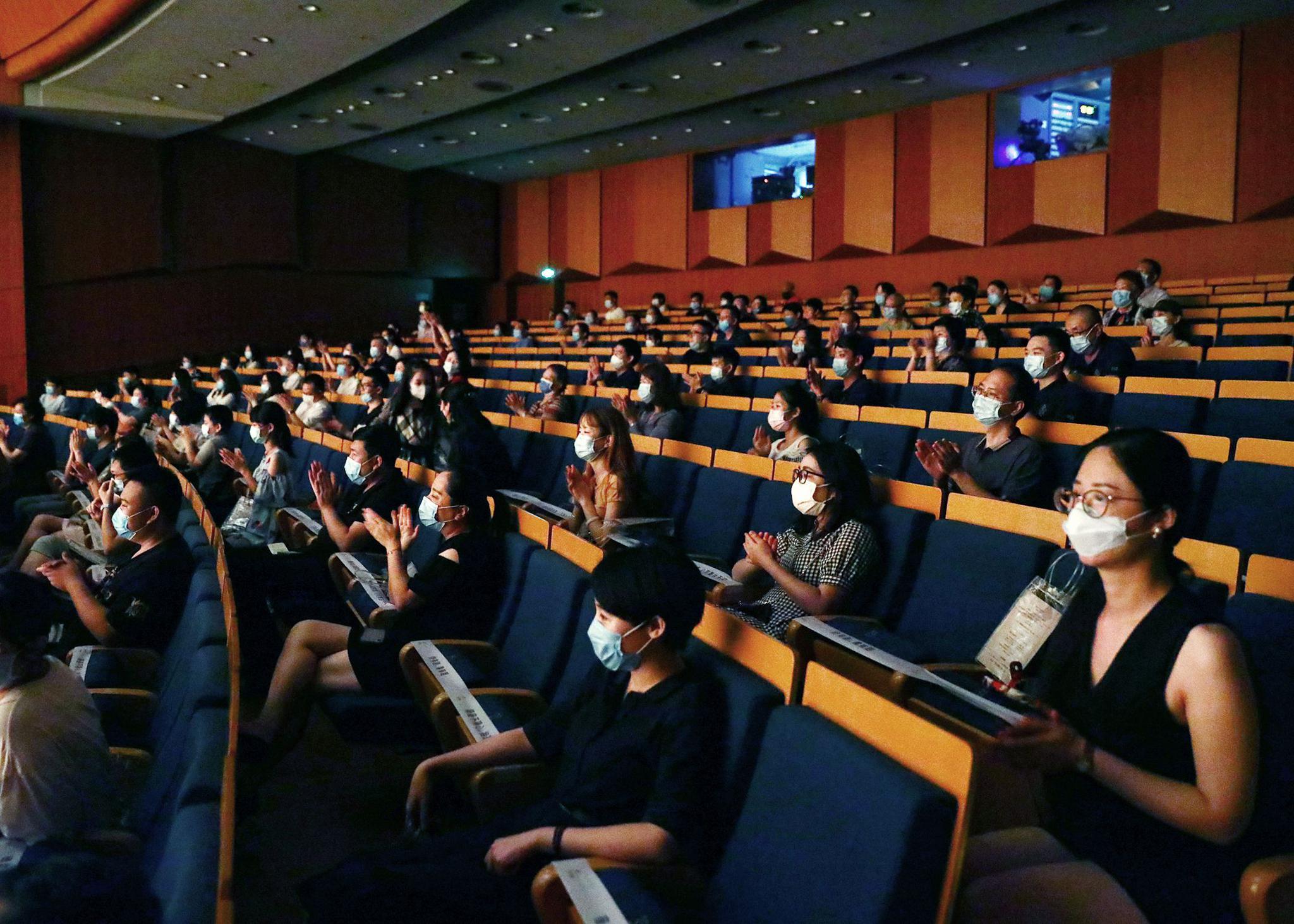 此前北京保利剧院演出的观众席，通过封条区隔观众距离。