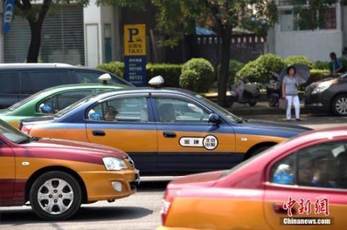 资料图:街上行驶的出租车。 金硕