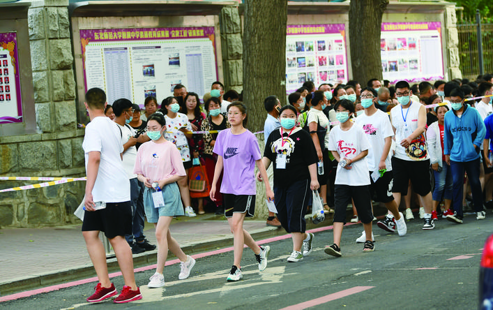 27日,在东北师大附中青华学校,参加2020年中考的考生进入考点。本组摄影 孙建一