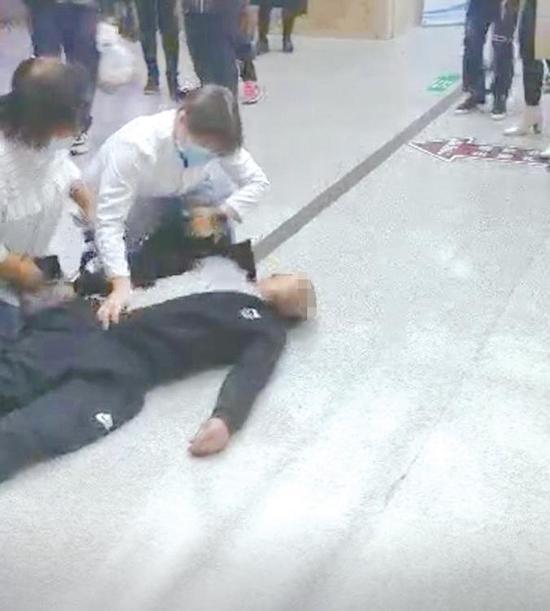 解开衣物施救