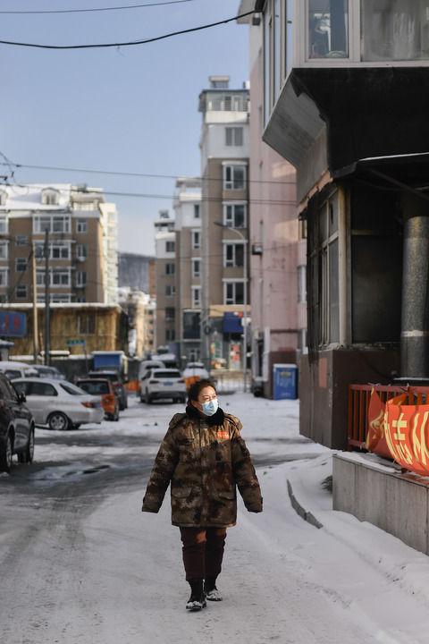  赵淑华在通化市东昌区团结街道文化社区辖区内巡逻（2月15日摄）。新华社记者 许畅 摄