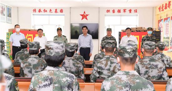 7月31日,吉林省委书记巴音朝鲁来到陆军第78集团军勤务支援第78旅教导大队,看望慰问部队官兵,代表吉林省委、省政府向所有驻吉部队官兵致以节日的祝福和衷心的感谢。