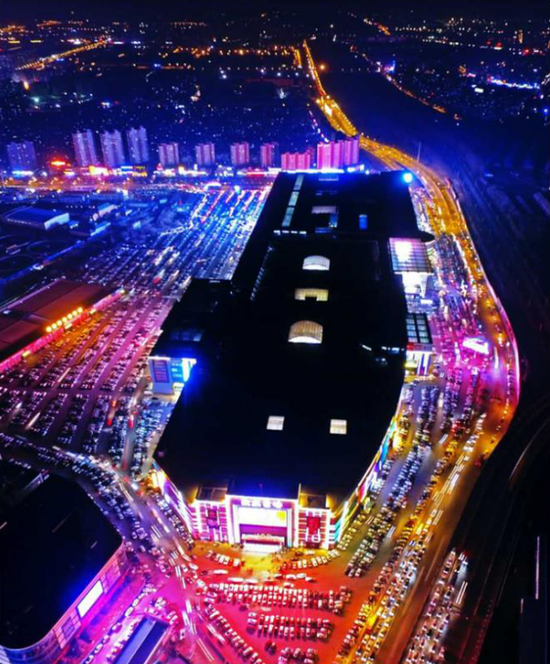 欧亚卖场夜景(欧亚集团供图)