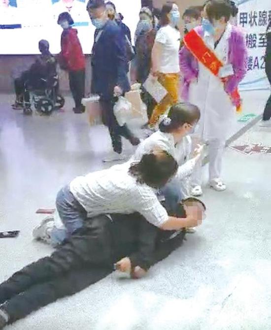 患者倒地抽搐不止