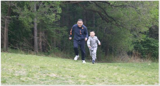 参与“炫父亲子跑”的程坤、程浩宇父子正在进行赛前的训练
