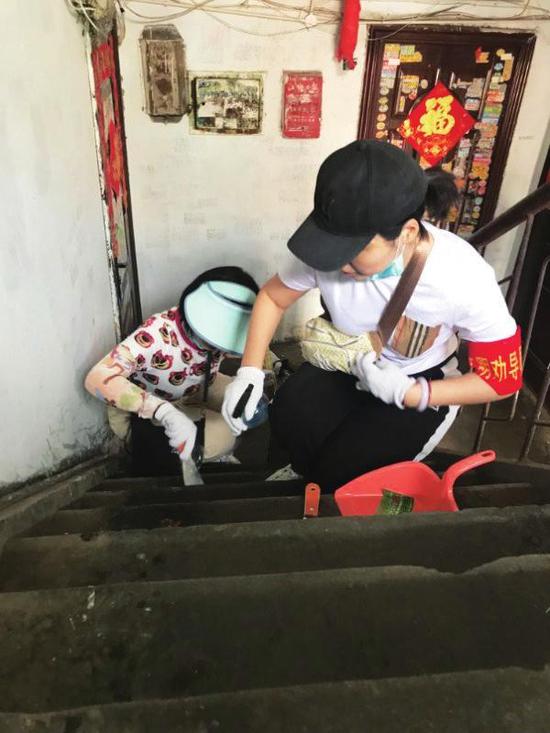 社区工作人员清理楼道卫生