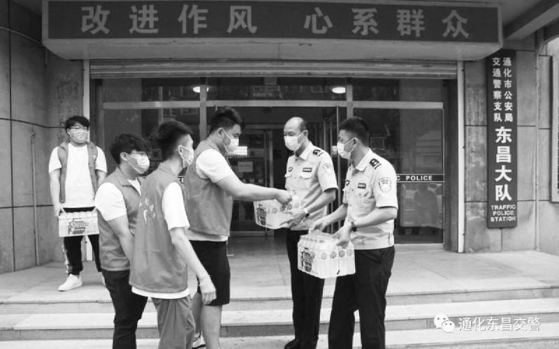 把消暑物品送到一线环卫工人和交警手中。记者付立娟摄