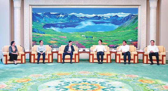 7月8日,吉林省委书记景俊海,吉林省委副书记、省长韩俊,吉林省政协主席江泽林一起在长春会见全国政协副主席、农工党中央常务副主席何维一行。 本报记者 邹乃硕 摄