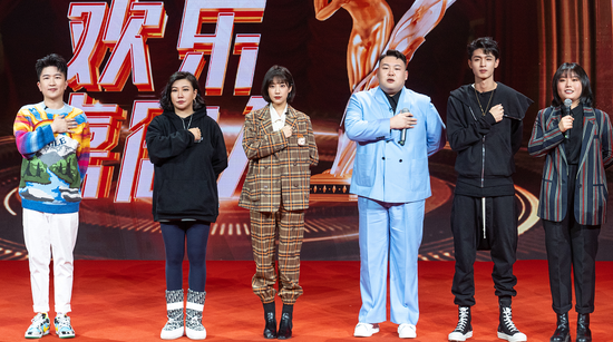 领队李雪琴(右一)带领“欢乐人”登场。