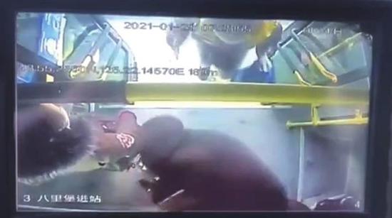 杜春勇和失主一起上公交车,手机失而复得