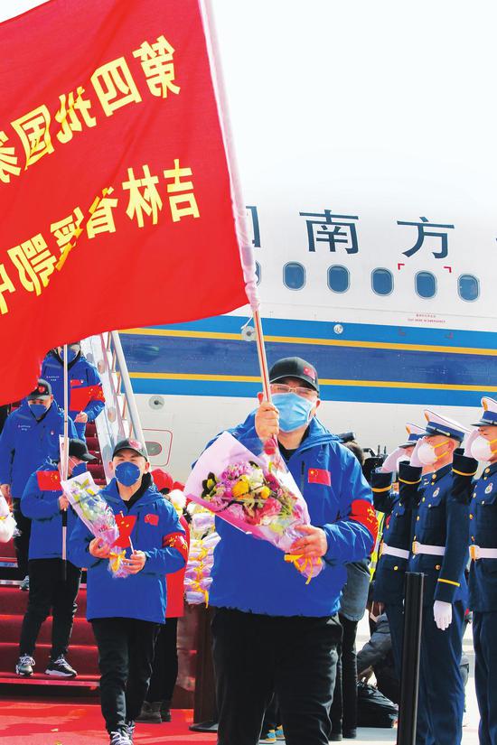 3月31日下午，在圆满完成医疗救治任务后，吉林省支援湖北第五批返吉人员平安凯旋。 照片分别为记者 付平 丁研 张明月 王佳琪 摄