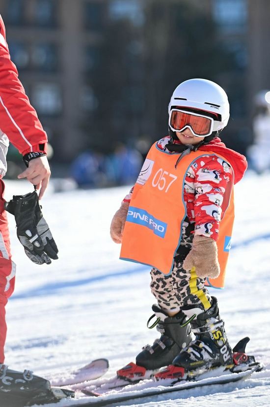 小朋友在长白山国际度假区滑雪场滑雪(11月19日摄).