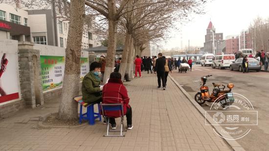 校园内外出现了两排队伍,校内一排,校外一排。
