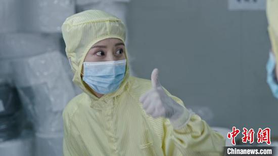 《口罩》剧照,图为海清。剧方供图
