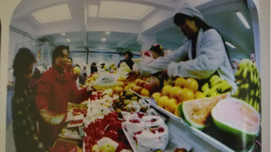 市场内商品繁多,市民购买新鲜水果
