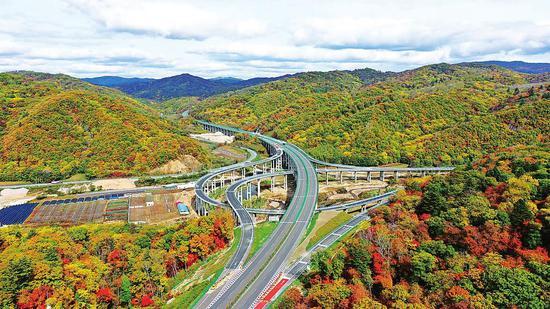 龙蒲高速公路起于延边州龙井市，止于敦化市大蒲柴河镇，顺接已开工的大蒲柴河至长春高速公路，与鹤大高速公路相交，全长134.166公里。（资料图片）