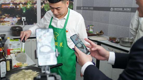 2月3日，吉林省农安县巴吉垒镇上河村驻村第一书记赵立东在直播煮饺子。