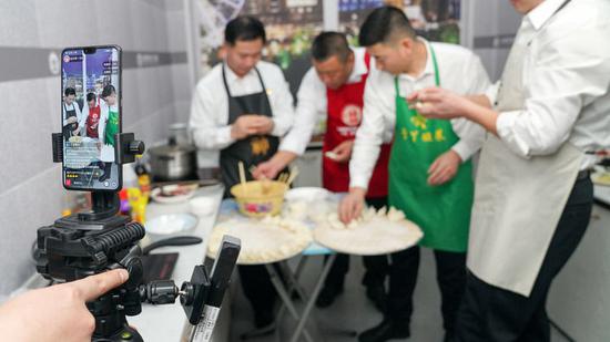 2月3日，吉林省驻村第一书记协会成员在直播间里直播包饺子。