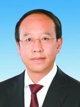根据公开履历,吴靖平生于1963年8月,为经济学博士。
