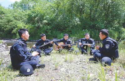 长白镇边境检查站民警利用业余时间排练歌曲。资料照片