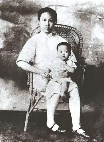 　　1931年九一八事变后，赵一曼被派往东北地区发动抗日斗争。临行前，她到照相馆抱着年幼的儿子，留下了与儿子的唯一合影。（吉林省委党史研究室供图）