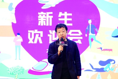 贾樟柯在新生欢迎会上发言