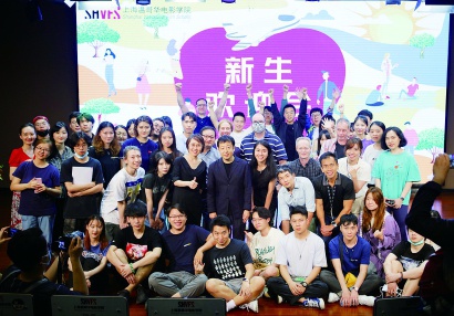 新生欢迎会上,贾樟柯与到场师生合影