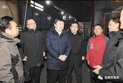  图为吉林市委书记、市长贺志亮（左三）在昌邑区桦皮厂镇益民小区供热现场，了解发电机组发电供热情况。