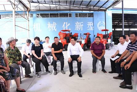 8月10日,巴音朝鲁在东丰县众泰农机种植专业合作社调研,向基层干部群众宣讲习近平总书记视察吉林重要讲话重要指示精神。宋锴/摄