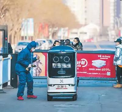 京东物流的智能配送机器人准备为居民配送快递。新华社记者连振 摄