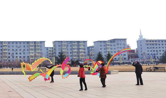 “谁持彩练当空舞”,市民们跳起了欢快的舞蹈,喜悦心情溢于言表。