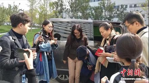 小宇泽妈妈曾在孩子被送达医院后,向关心安慰的人鞠躬致谢(资料图) 张旭 摄
