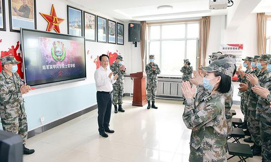 在八一建军节到来前夕,吉林省委副书记、省长景俊海来到陆军装甲兵学院士官学校某连走访慰问。