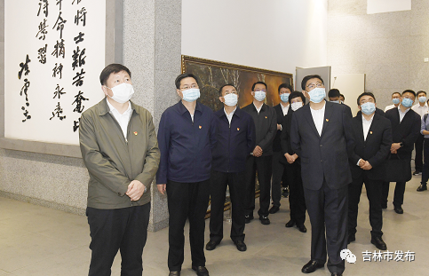 吉林市委书记贺志亮(左一),市委副书记、市长王路(左二)等市领导在市革命烈士陵园,参观魏拯民纪念馆。