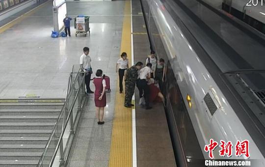 旅客王某在广州南站阻碍高铁正常发车。警方监控视频截图