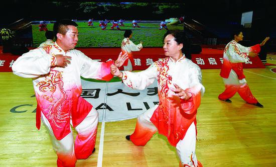 长春市明珠社区太极拳队在展示太极拳。17日，长春市线上线下全民健身系列活动启动。（新华社发）