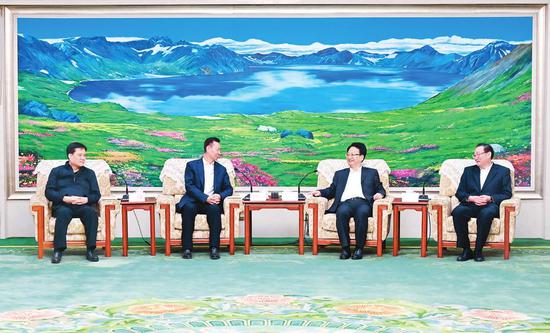12月25日,吉林省委书记景俊海、吉林省政协主席江泽林一起在长春会见全国政协副主席、民盟中央常务副主席陈晓光一行。 本报记者 邹乃硕 摄