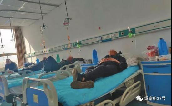 4 月 29 日上午，尚义县中医院康复楼 5 层，一间病房内 4 名患者正在输液，他们都是五保户、低保户，由该院接来免费住院。新京报记者 陈奕凯 摄