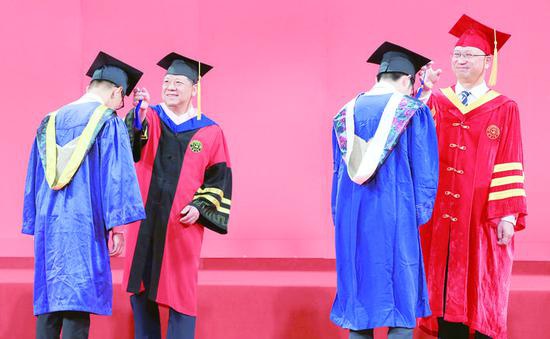 吉林大学校长张希为毕业生拨动流苏。 孙建一 摄