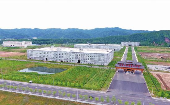 总投资20亿元的通化东宝生物医药产业园项目,占地面积525.6亩,规划建筑面积25万平方米。园区2020年—2025年陆续建设用于治疗糖尿病的生物原料药、注射液、注射笔及药物研究院等五个项目,今年计划完成投资3亿元。目前,已有2栋生产车间及药物研究院主体封闭,正在进行药物研究院内部装修及设备安装,计划8月底前投入使用。项目全部达产后,年可实现产值120亿元,利税36亿元。李铭/摄